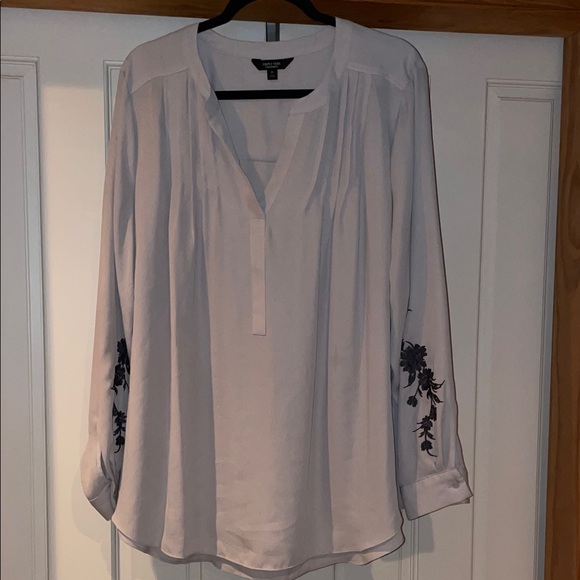 Simply Vera Vera Wang Tops - Simply Vera Vera Wang Light Pink Tunic with Navy Sleeve Embroidery